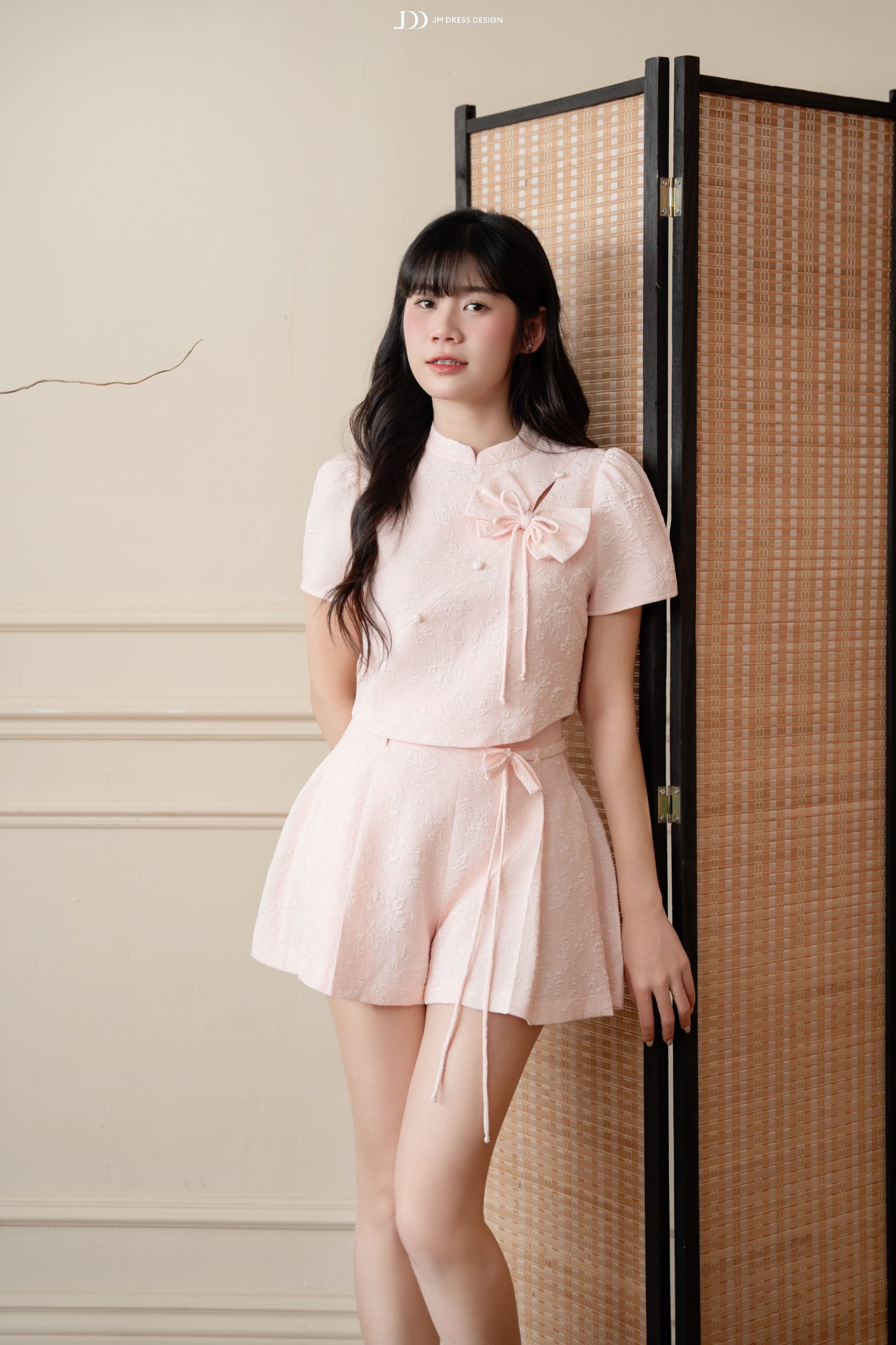 Quần ngắn xếp ly bung đính nơ - Image 3